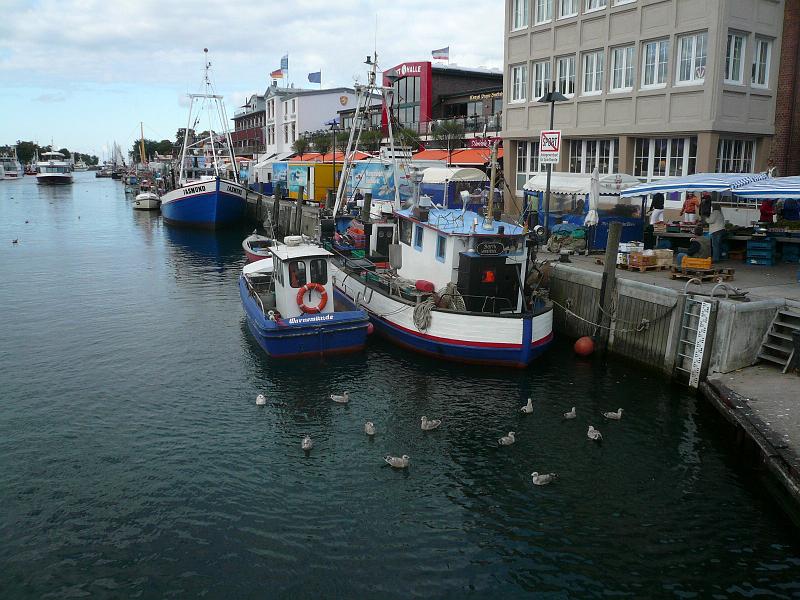 84-warnemuende-fischmarkt-h-P1190128.JPG